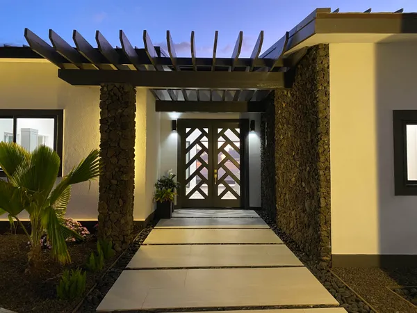 a view of entryway with a front door