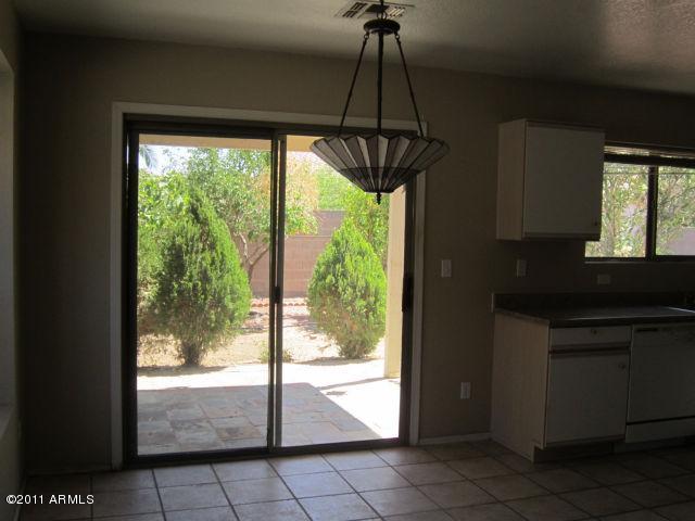 7975 West Hatcher Road Peoria, AZ 85345 - Photo 4 of 16 Dining room