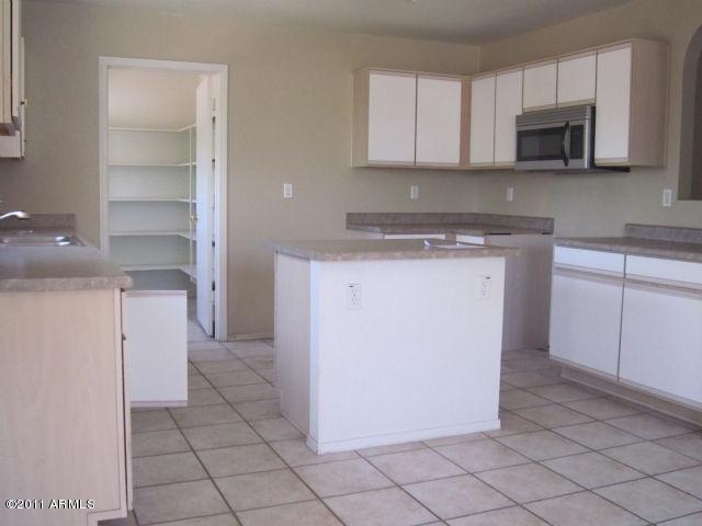 7975 West Hatcher Road Peoria, AZ 85345 - Photo 5 of 16 Kitchen