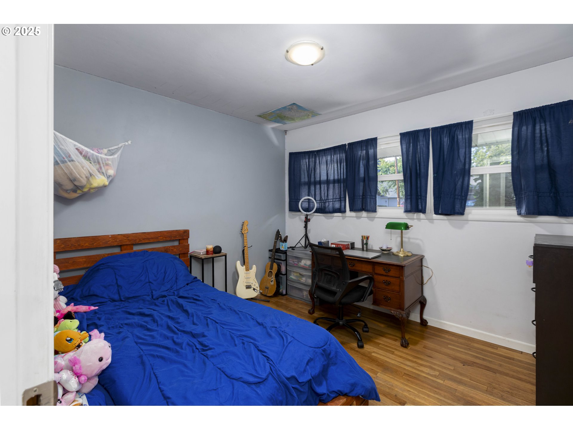 811 Northeast Clyde Place, Unit 116C Grants Pass, OR 97526 - Photo 11 of 37 a living room with furniture and a dining table