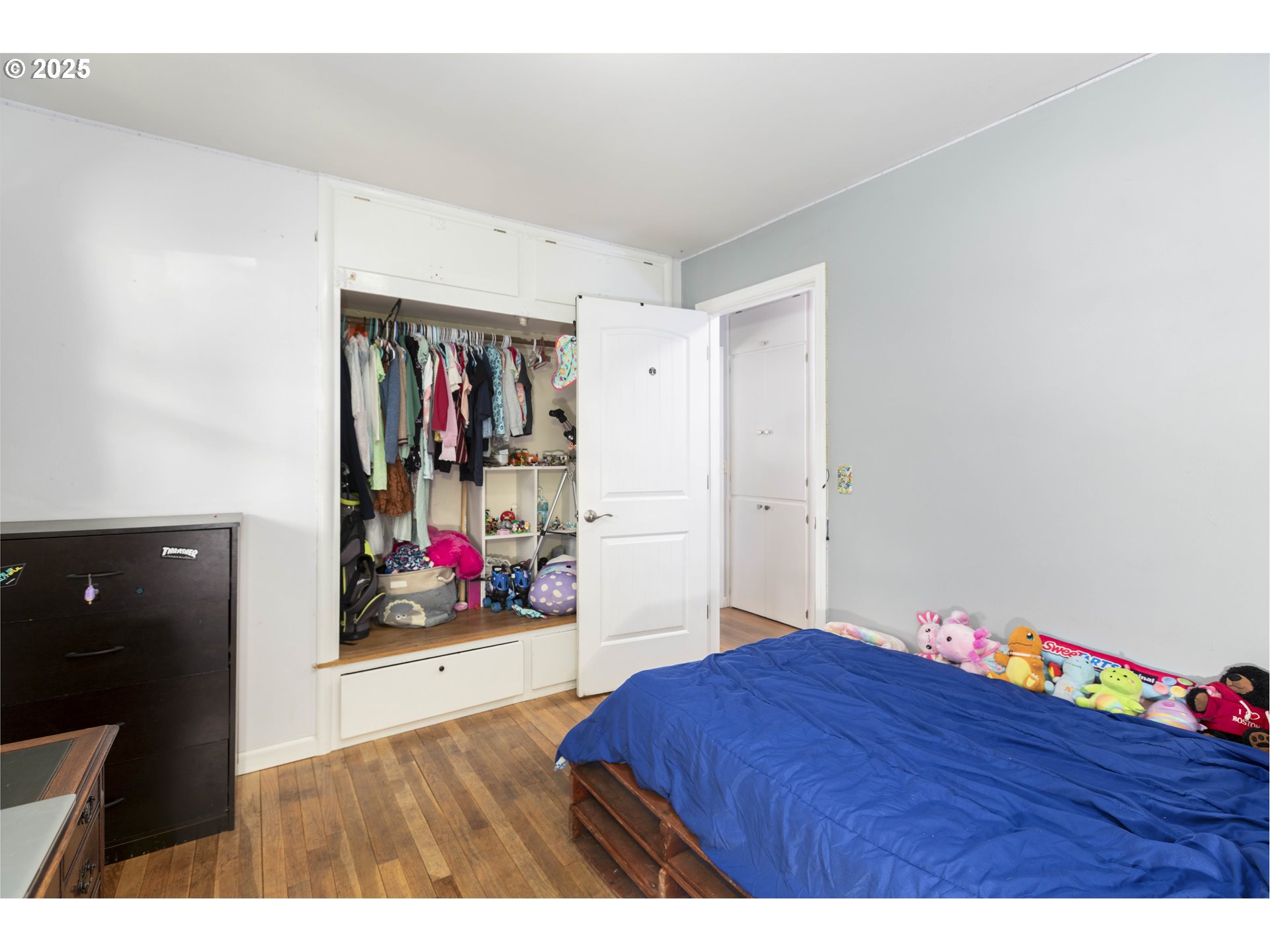 811 Northeast Clyde Place, Unit 116C Grants Pass, OR 97526 - Photo 12 of 37 a living room with furniture and wooden floor