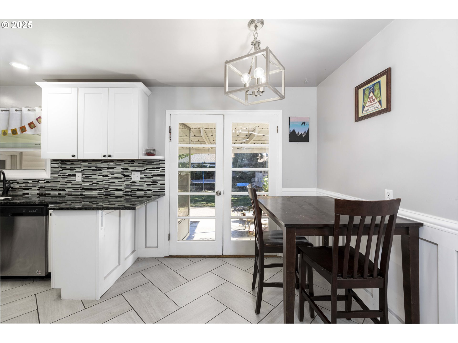 811 Northeast Clyde Place, Unit 116C Grants Pass, OR 97526 - Photo 17 of 37 a kitchen with granite countertop a table chairs and cabinets