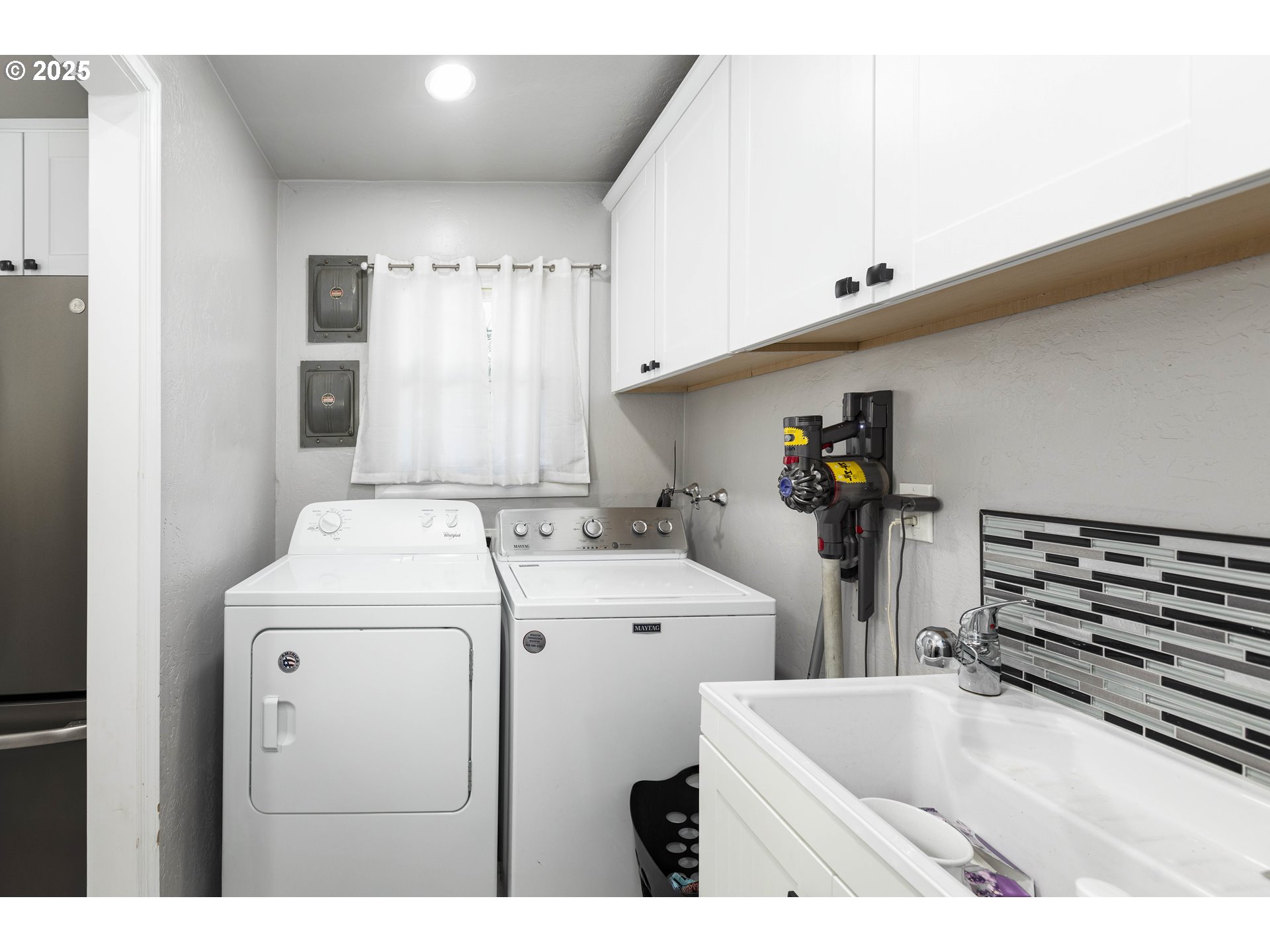 811 Northeast Clyde Place, Unit 116C Grants Pass, OR 97526 - Photo 23 of 37 a utility room with dryer and washer