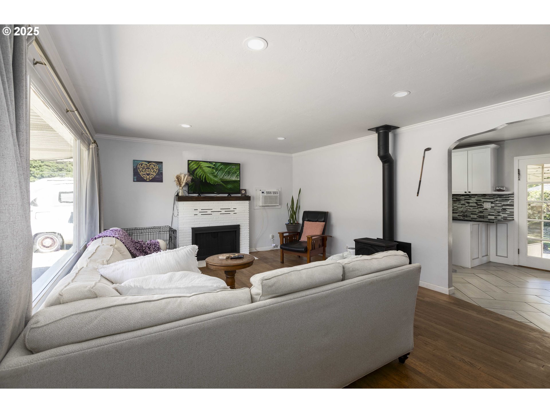 811 Northeast Clyde Place, Unit 116C Grants Pass, OR 97526 - Photo 26 of 37 a living room with furniture flat screen tv and a fireplace