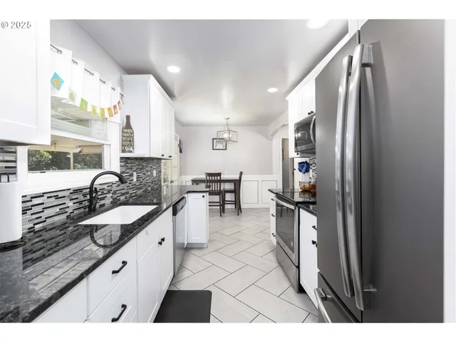 $353,000 | 811 Northeast Clyde Place, Unit 116C, Grants Pass, OR 97526