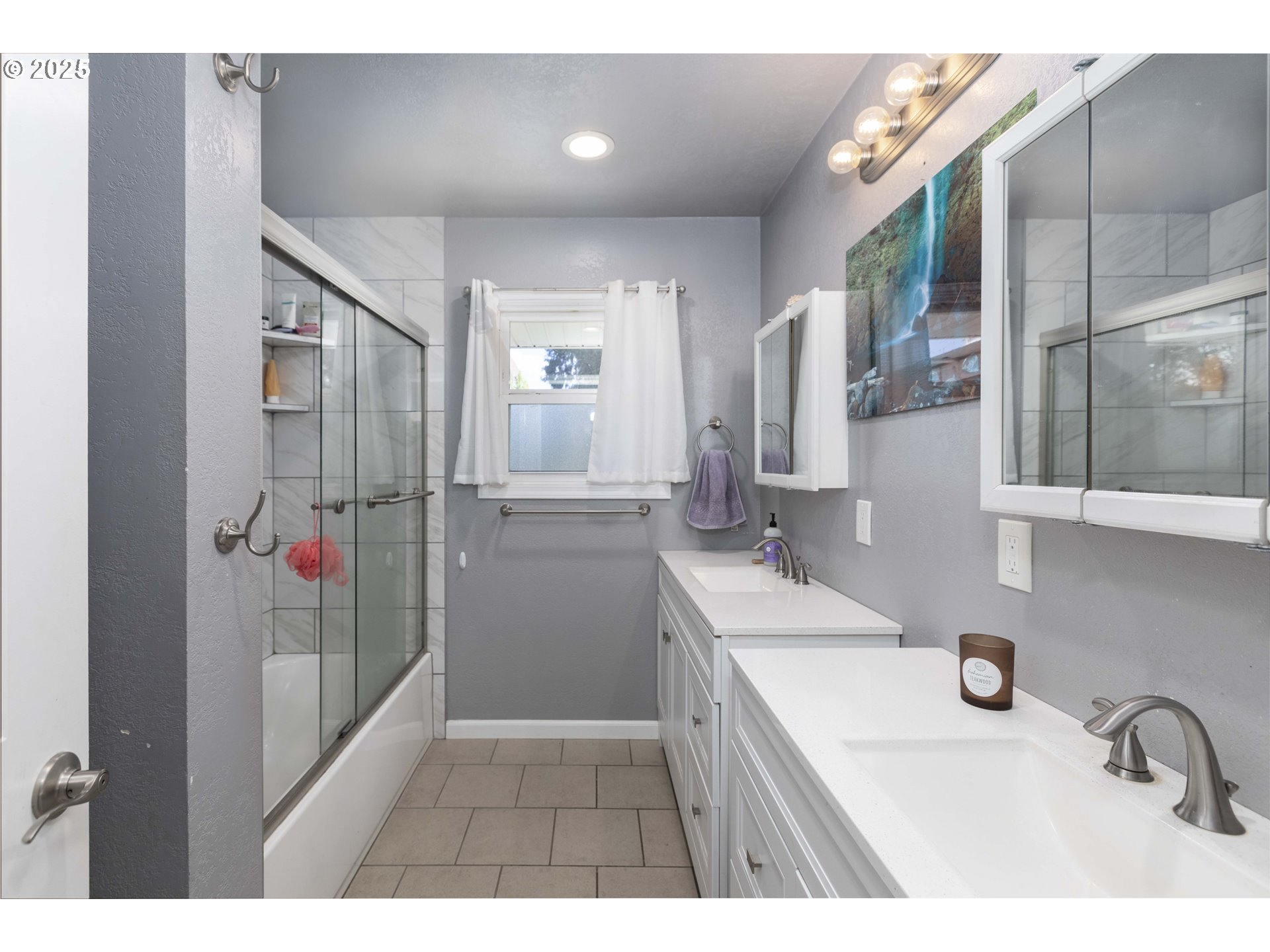 811 Northeast Clyde Place, Unit 116C Grants Pass, OR 97526 - Photo 10 of 37 a bathroom with a sink and a mirror