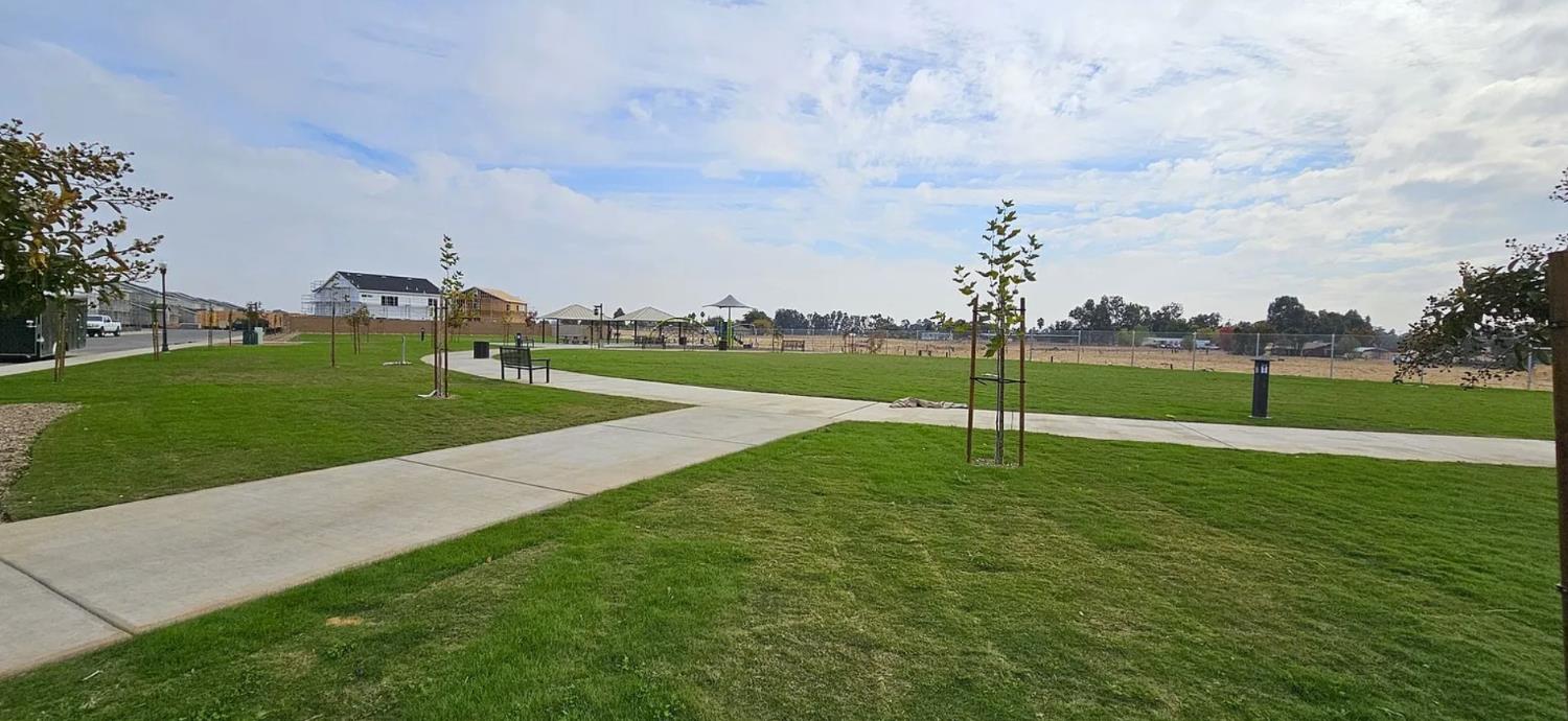 4225 Hampton Way Clovis, CA 93619 - Photo 34 of 37