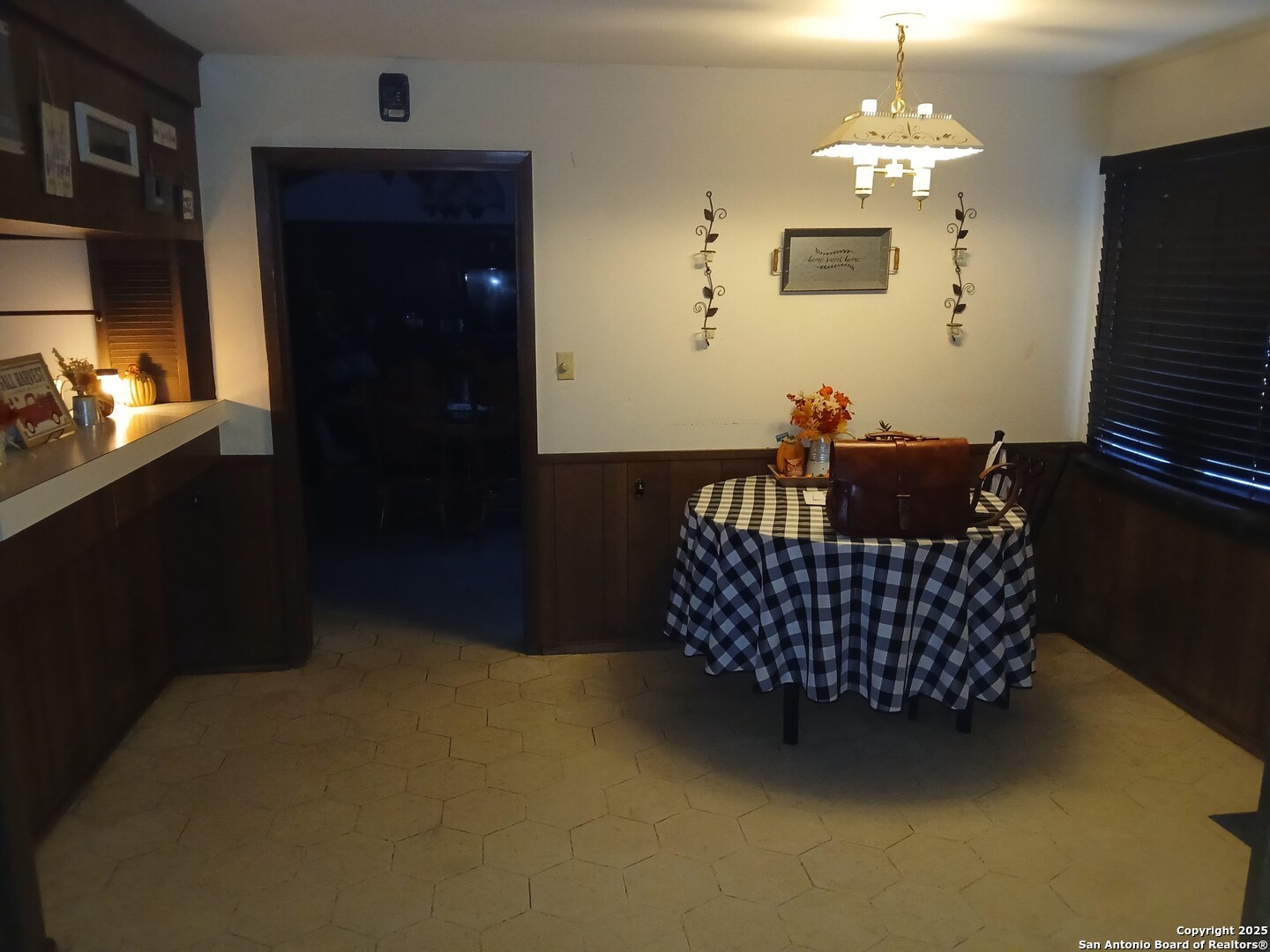 2916 Highway 44 Alice, TX 78332 - Photo 2 of 11 a living room with furniture