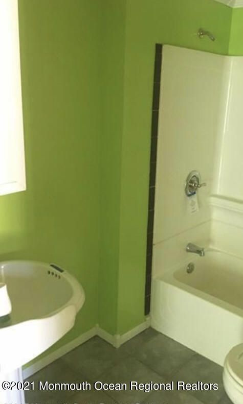 1144 Aldrich Road Jackson, NJ 08527 - Photo 19 of 24 a bathroom with a bathtub and a shower