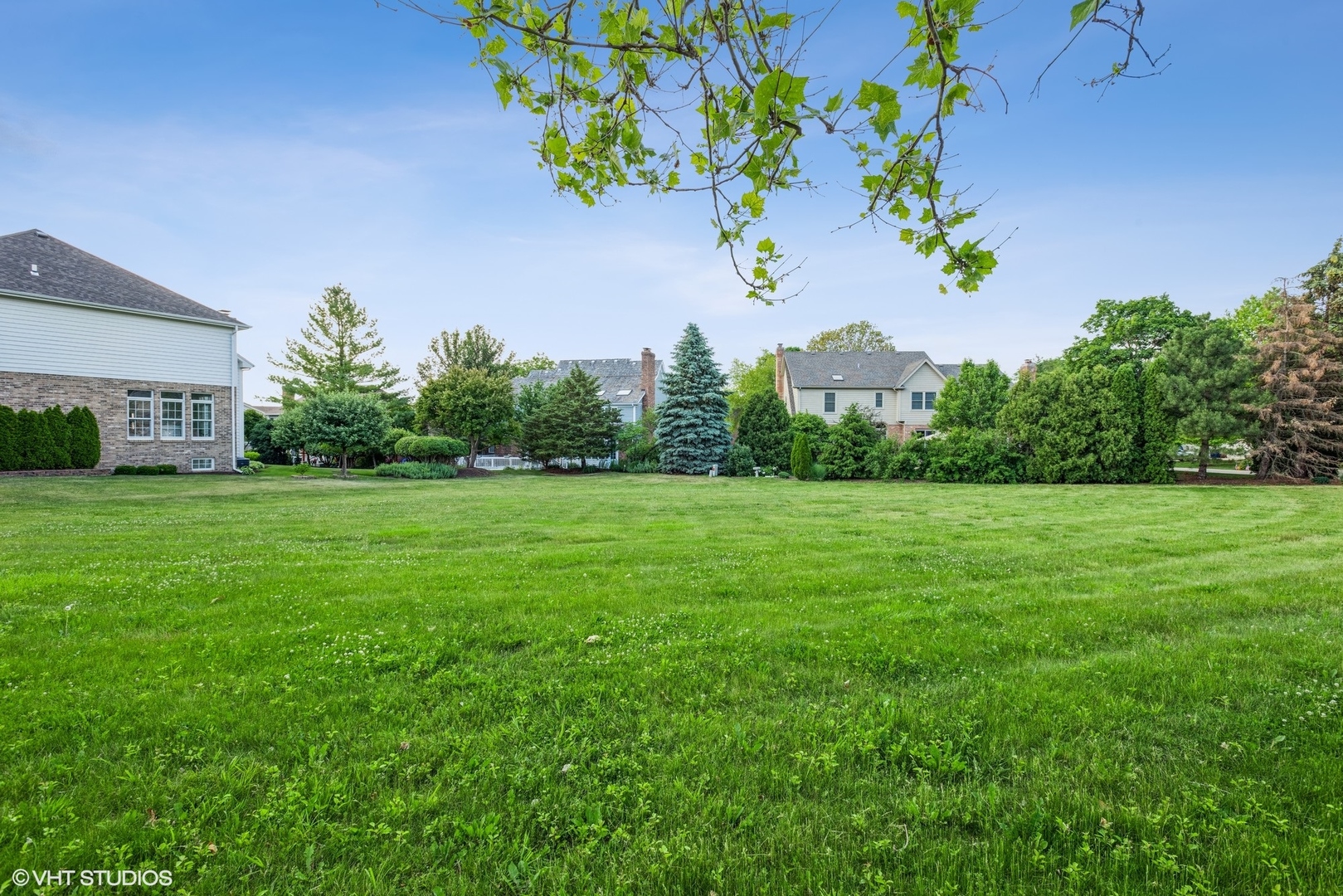 2908 Turnberry Road St. Charles, IL 60174 - Photo 3 of 10 a view of a garden with a building in the background