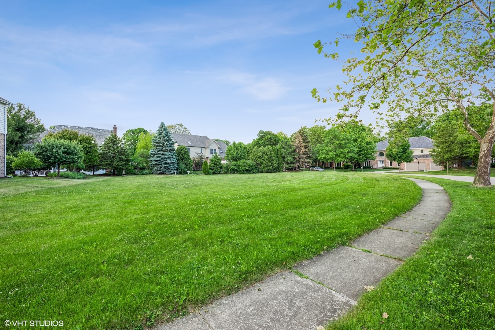 2908 Turnberry Road St. Charles, IL 60174 - Photo 4 of 10 a view of a garden with trees