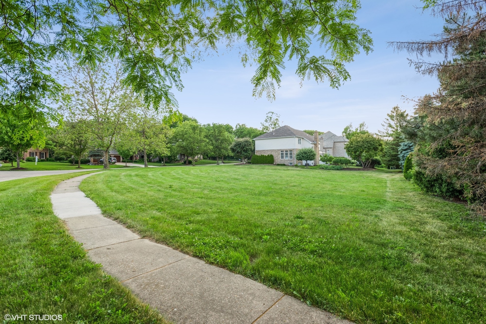 2908 Turnberry Road St. Charles, IL 60174 - Photo 9 of 10 a view of a backyard with a garden