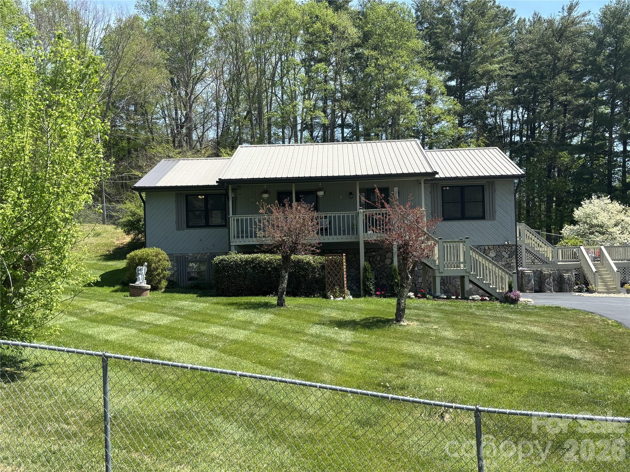 a view of a house with backyard