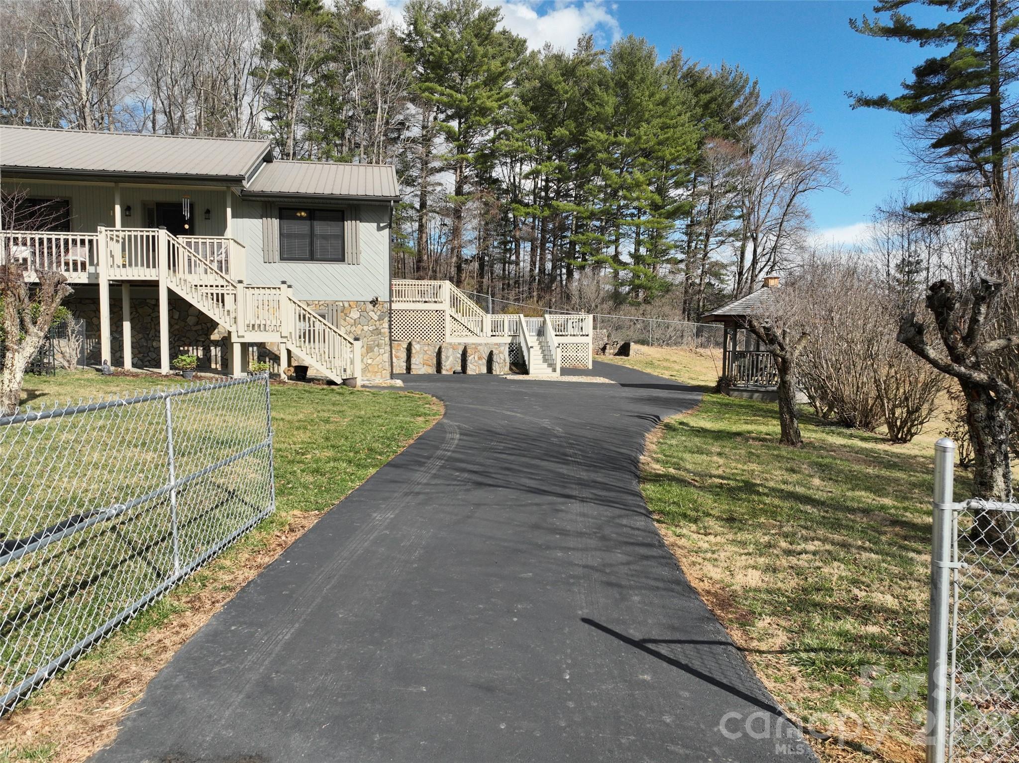 342 Mountain View Road Burnsville, NC 28714 - Photo 2 of 44