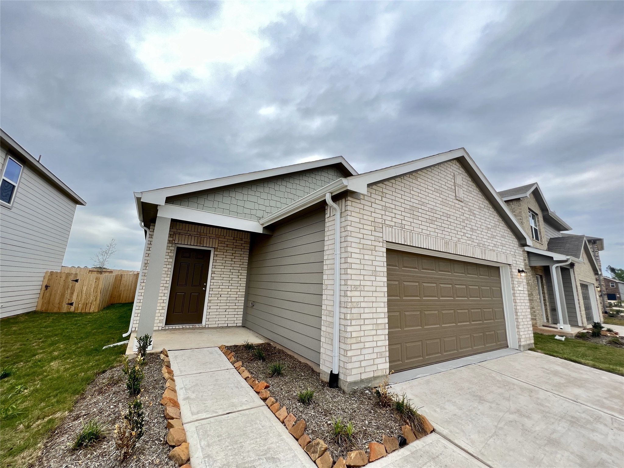680 Amesbury Road Montgomery, TX 77316 - Photo 2 of 20
