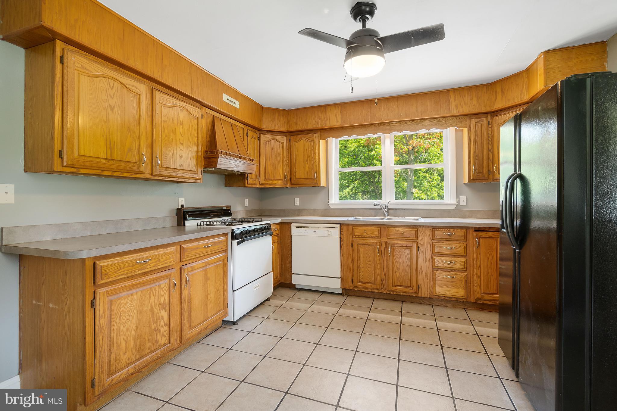 4815 Telegraph Road Elkton, MD 21921 - Photo 11 of 26 Large kitchen.
