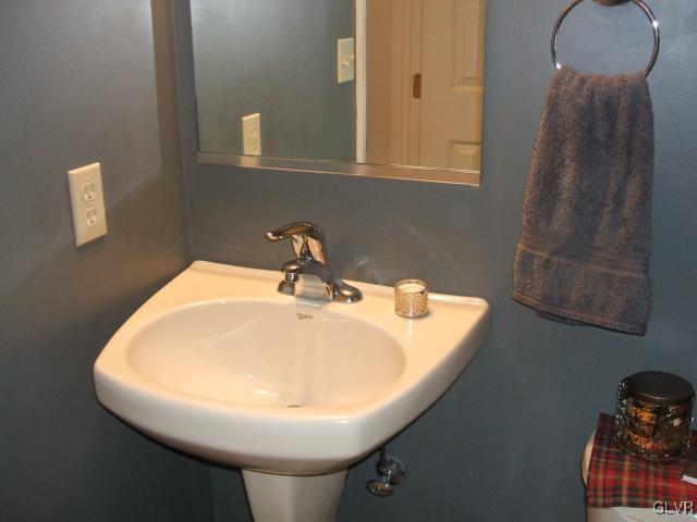 1240 Old Gate Road Northampton, PA 18067 - Photo 15 of 39 powder room, 1st level