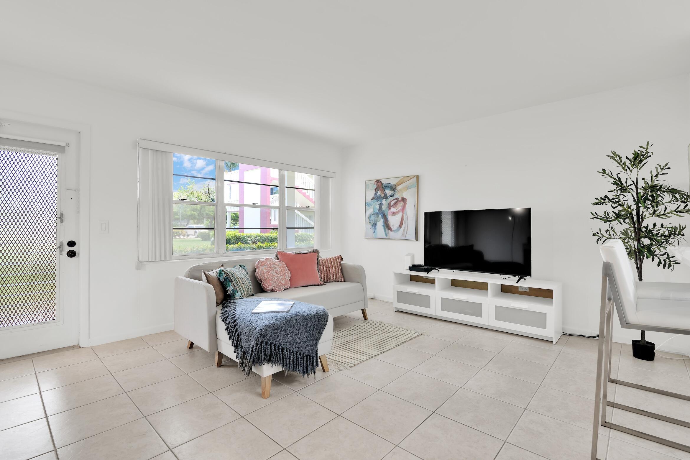 175 Fanshaw East Boca Raton, FL 33434 - Photo 6 of 26 Living Room