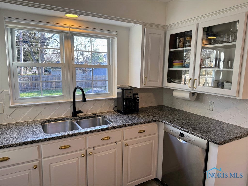 2804 Evergreen Road Toledo, OH 43606 - Photo 13 of 36 Kitchen with a beautiful granite countertop.