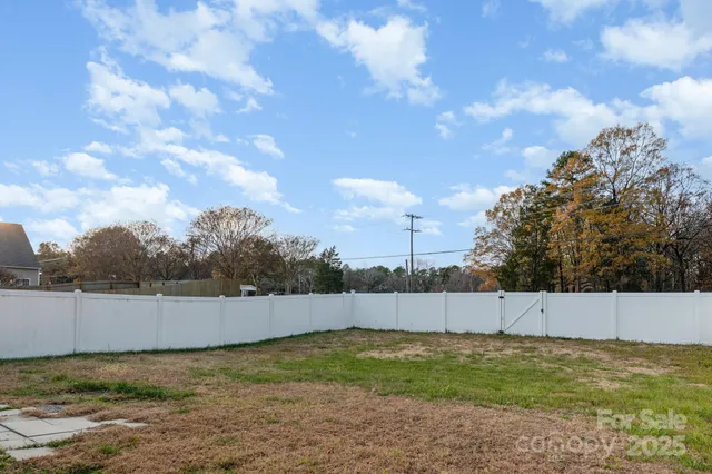 a view of a backyard