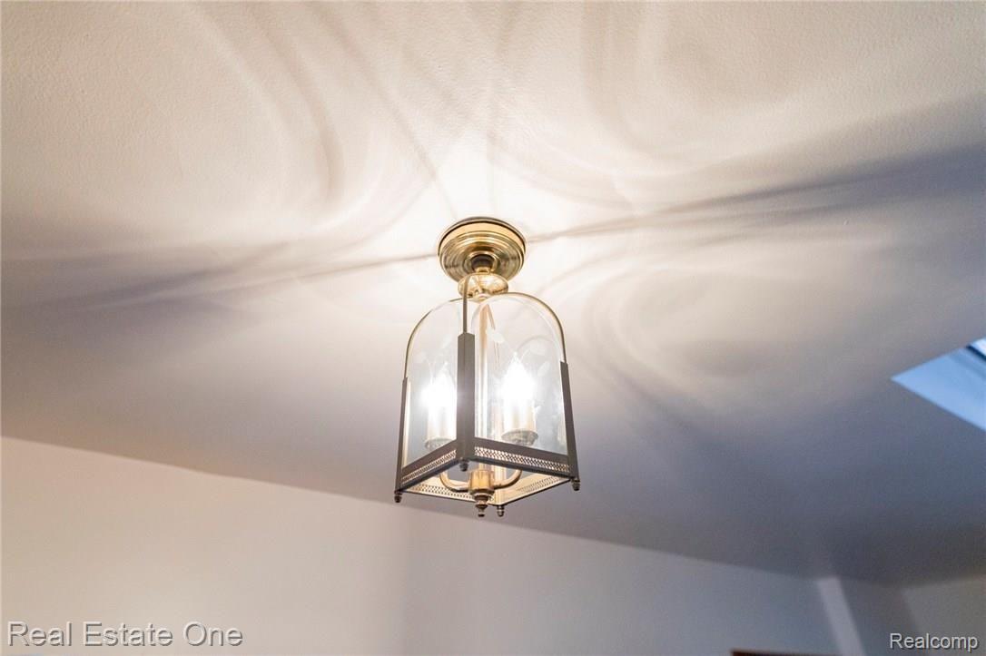 180 Riverside Drive Detroit, MI 48215 - Photo 22 of 30 Light fixture.jpg