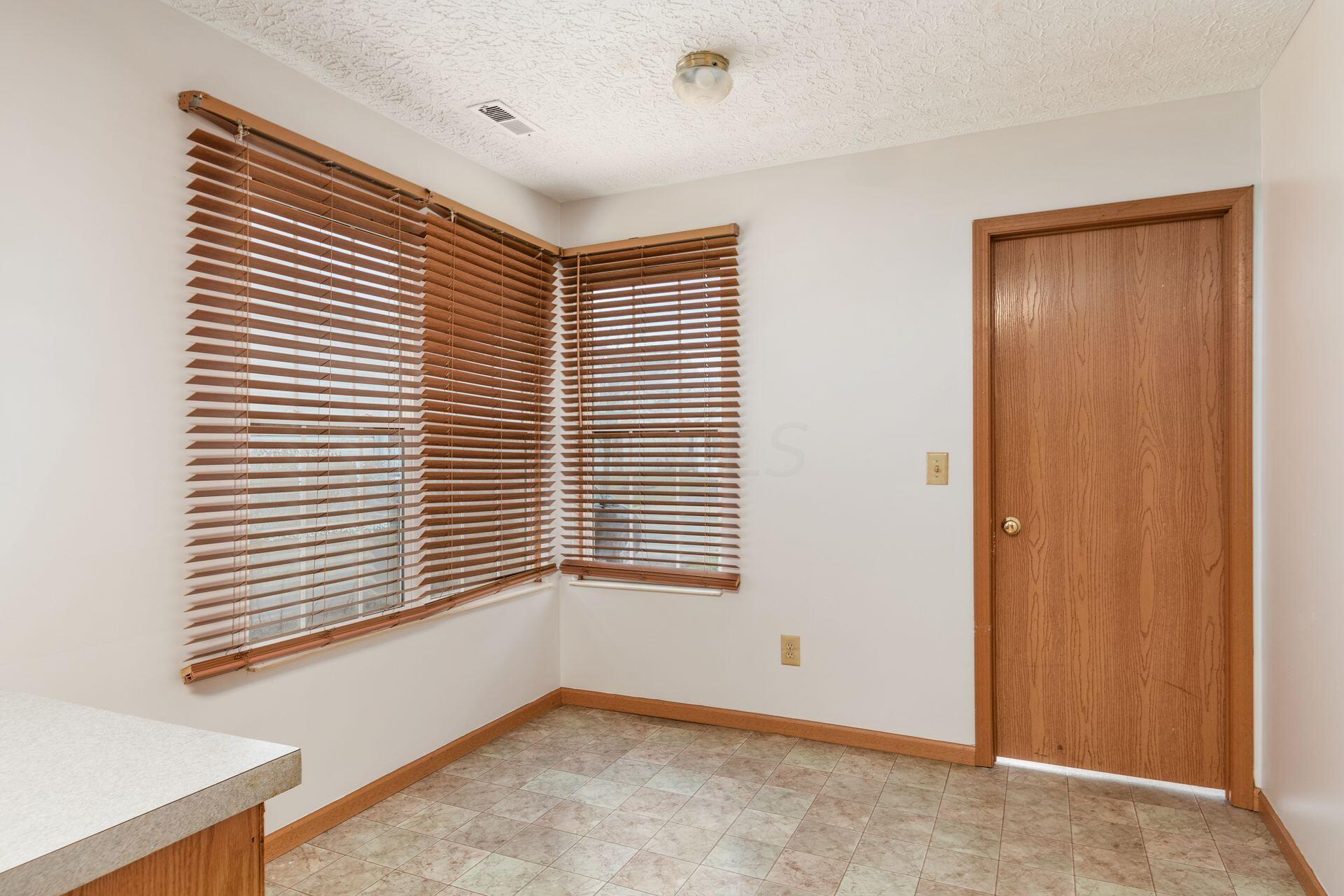 2095 Waymont Road Columbus, OH 43229 - Photo 16 of 30 Eating Space