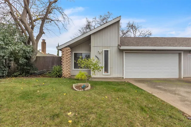 a view of a backyard with table and chairs