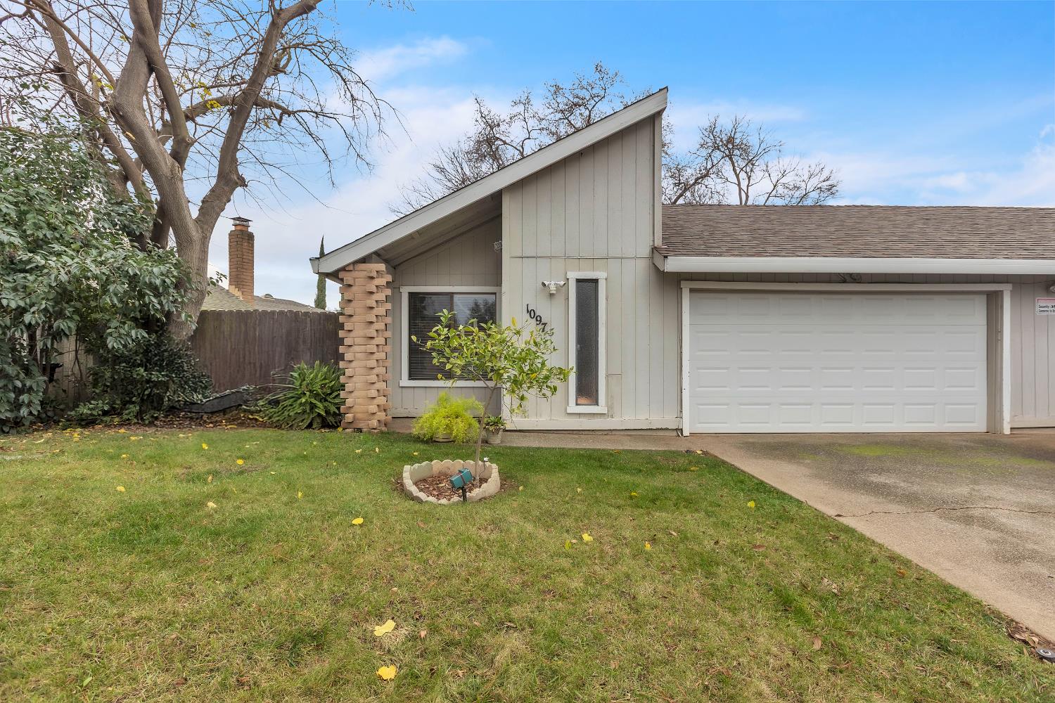 10973 Hirschfeld Way Rancho Cordova, CA 95670 - Photo 4 of 41 a view of a backyard with table and chairs