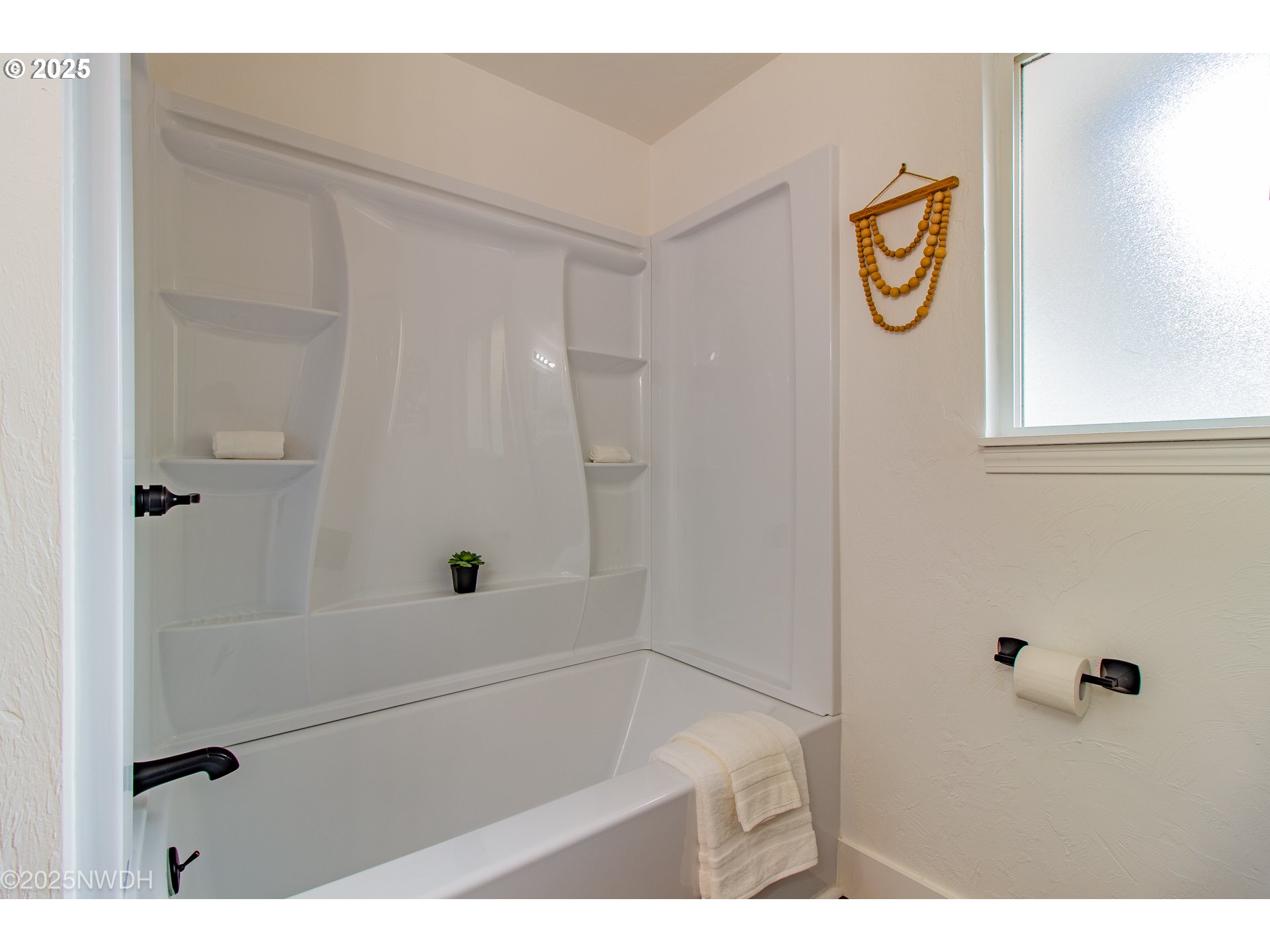 2081 Devos Street Eugene, OR 97402 - Photo 11 of 32