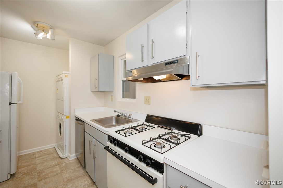 11808 North Briar Patch Drive Midlothian, VA 23113 - Photo 12 of 42 a kitchen with stainless steel appliances granite countertop a stove and a refrigerator