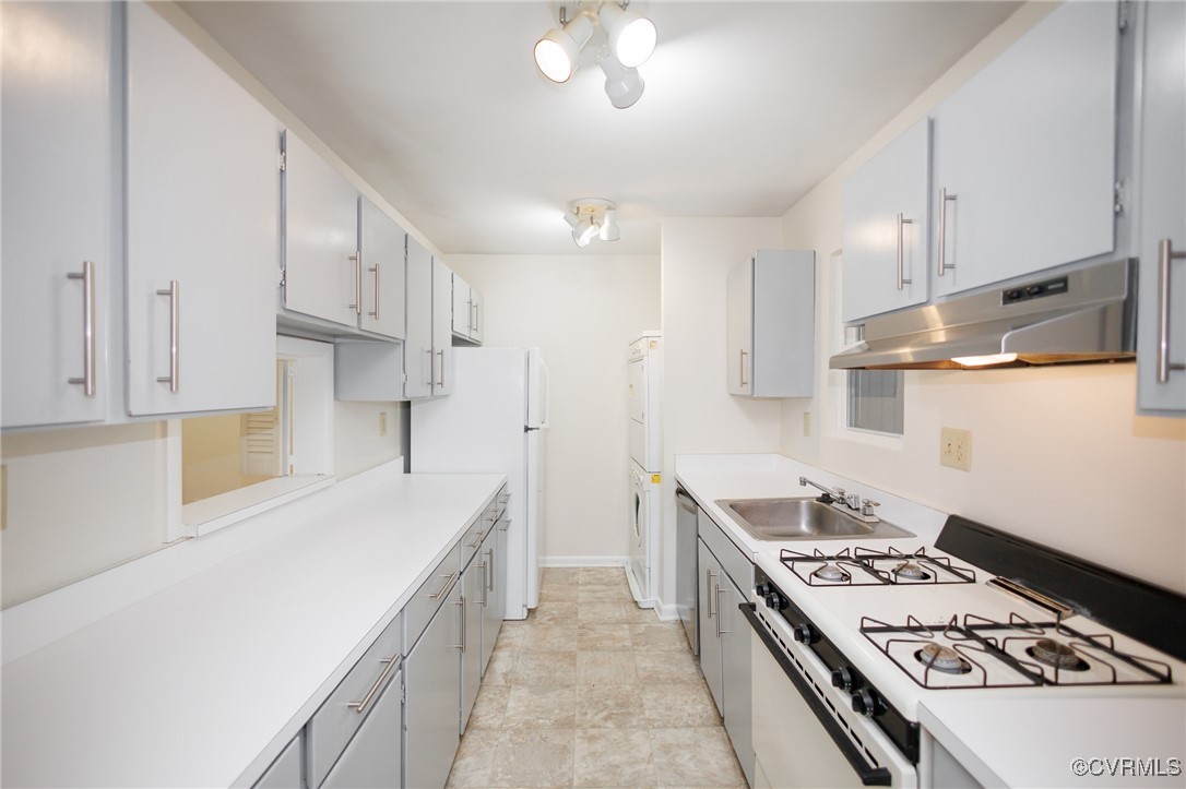11808 North Briar Patch Drive Midlothian, VA 23113 - Photo 10 of 42 a kitchen with a stove and a refrigerator