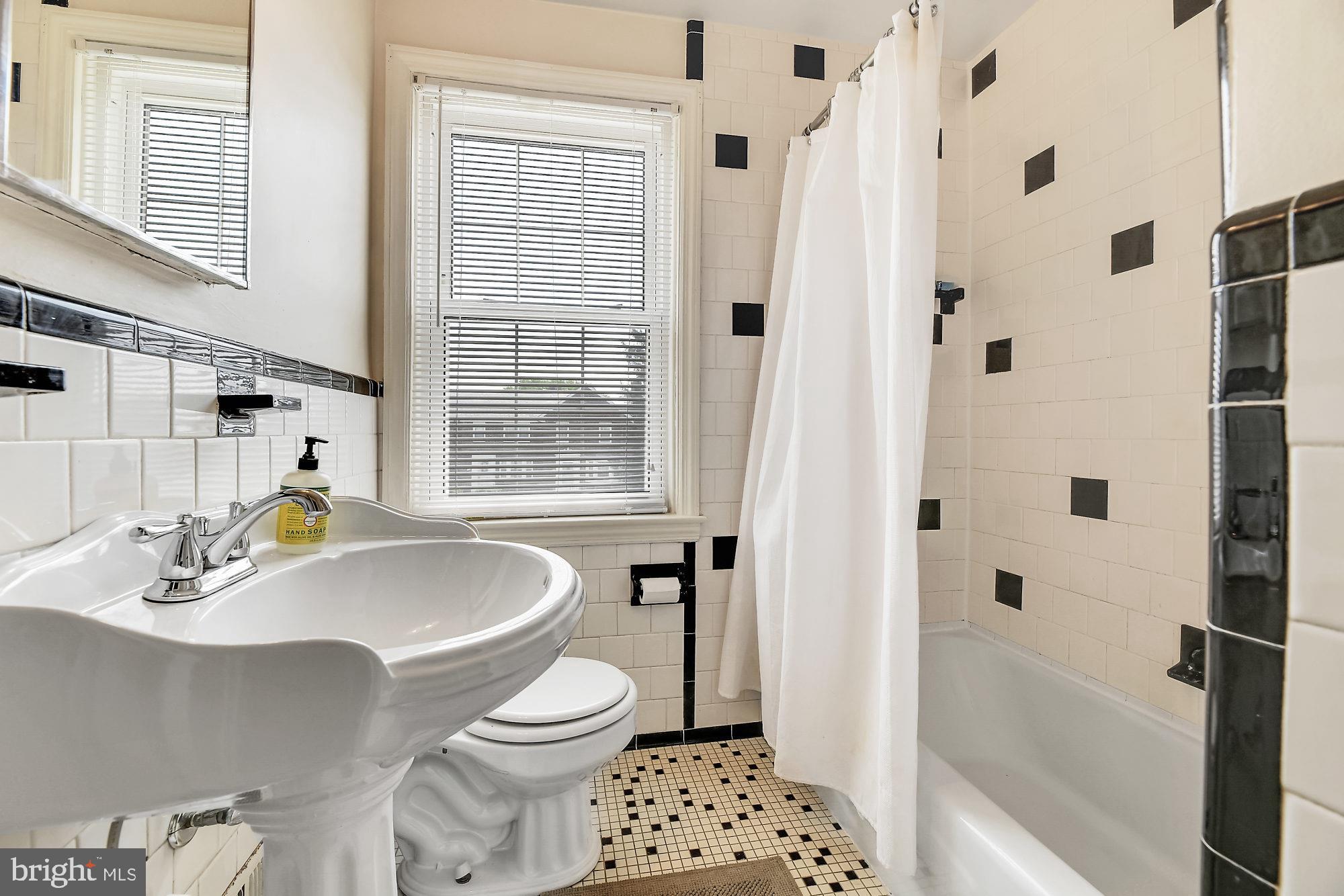 406 Stratford Road Baltimore, MD 21228 - Photo 19 of 35