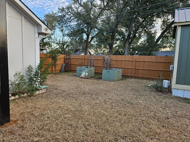 $1,860 | 110 Lexington Road, Elgin, TX 78621