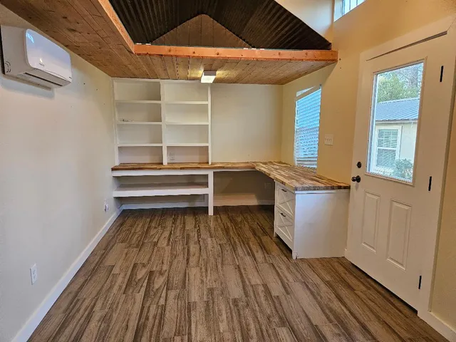 $1,860 | 110 Lexington Road, Elgin, TX 78621