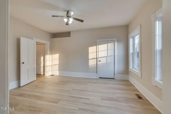 $379,900 | 201 East Unaka Avenue, Johnson City, TN 37601