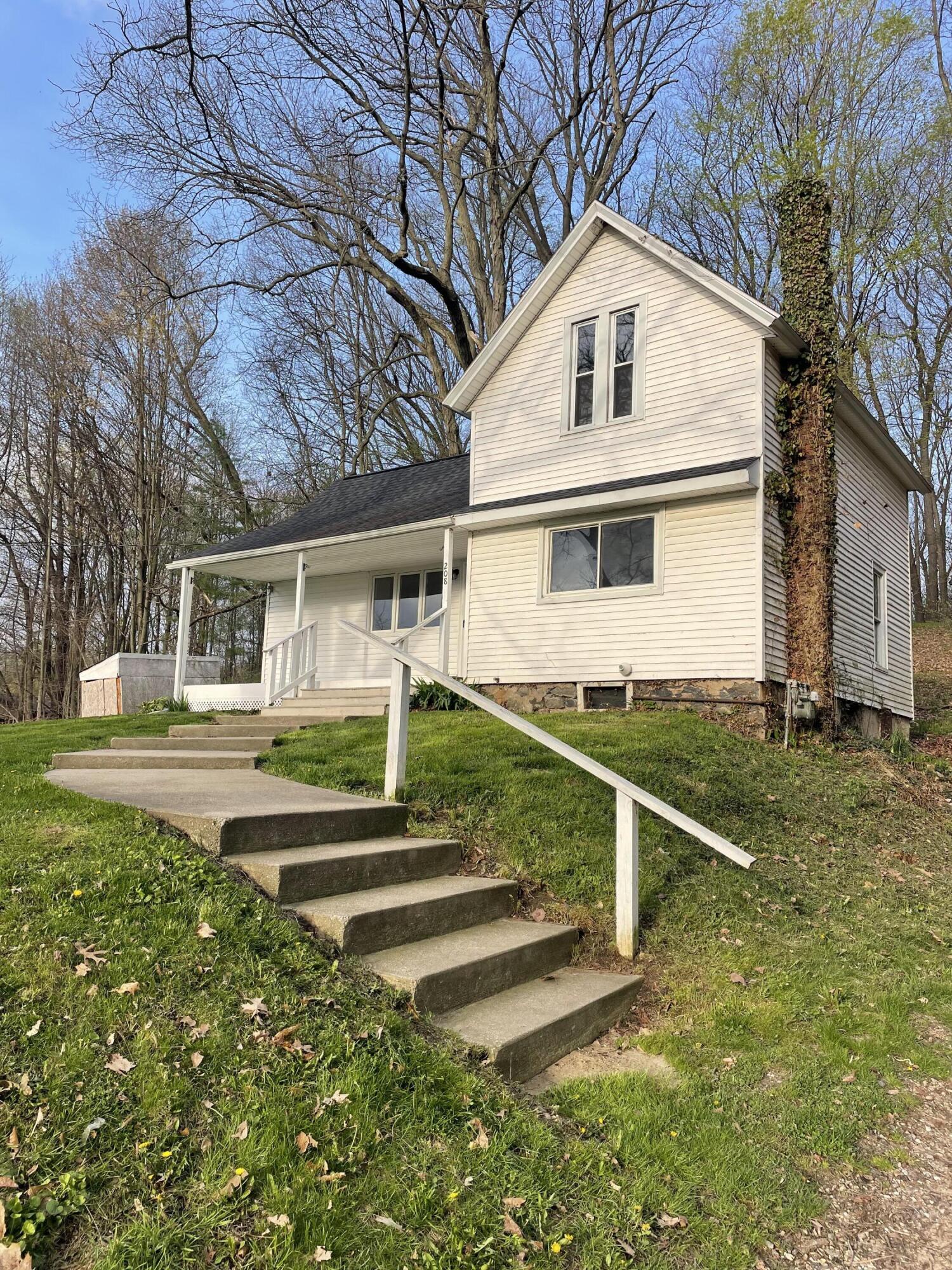 208 4th Street Plainwell, MI 49080 - Photo 2 of 26 IMG_7028