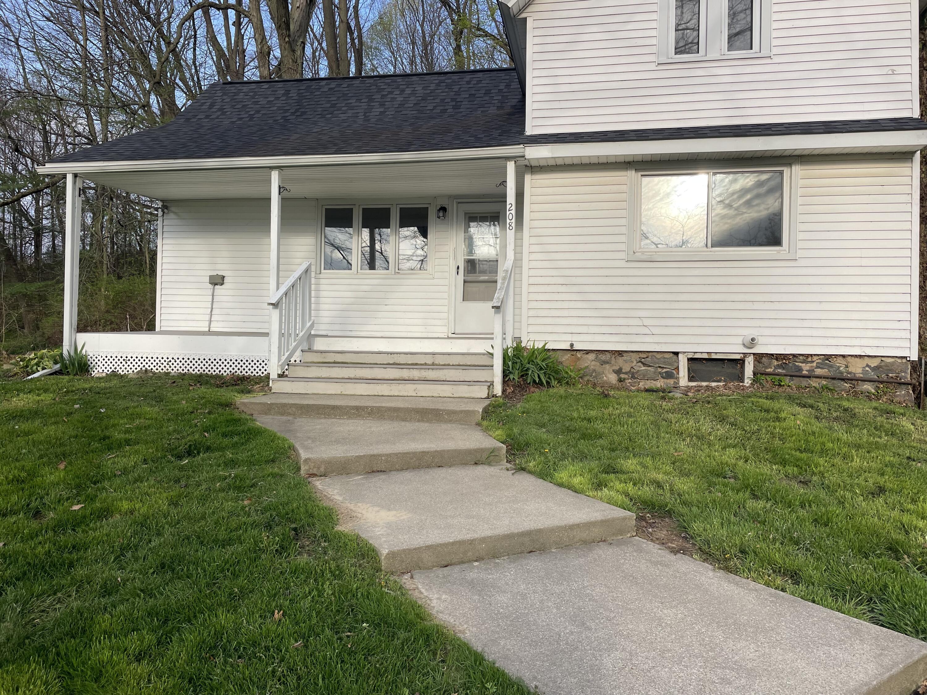 208 4th Street Plainwell, MI 49080 - Photo 3 of 26 IMG_7029