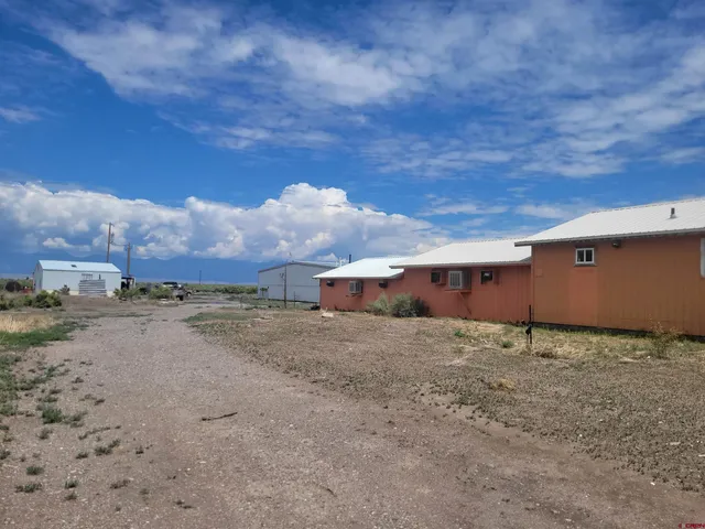 a view of a back yard