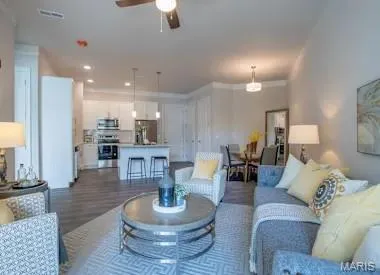 $1,818 | 226 East Lockwood Avenue, Unit 206, St. Louis, MO 63119