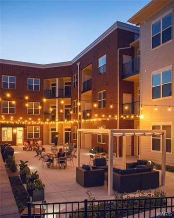 $1,818 | 226 East Lockwood Avenue, Unit 206, St. Louis, MO 63119