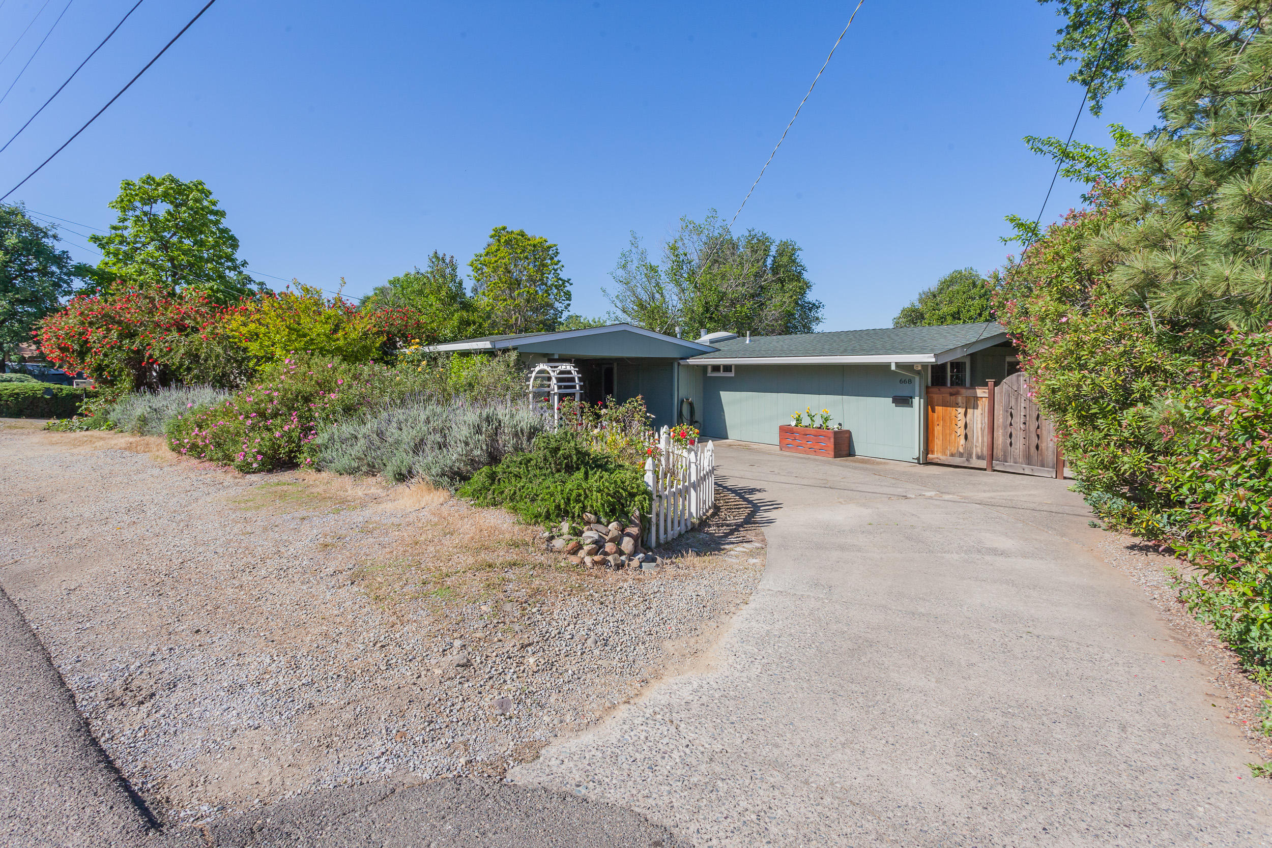 668 Ridge Road Redding, CA 96003 - Photo 3 of 27 Driveway