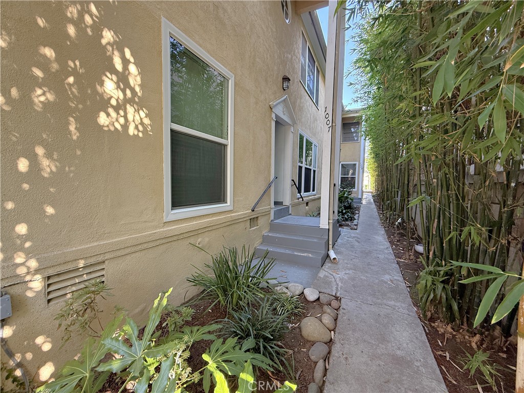 1007 9th Street, Unit 1 Santa Monica, CA 90403 - Photo 2 of 17 a view of a pathway with house on both side