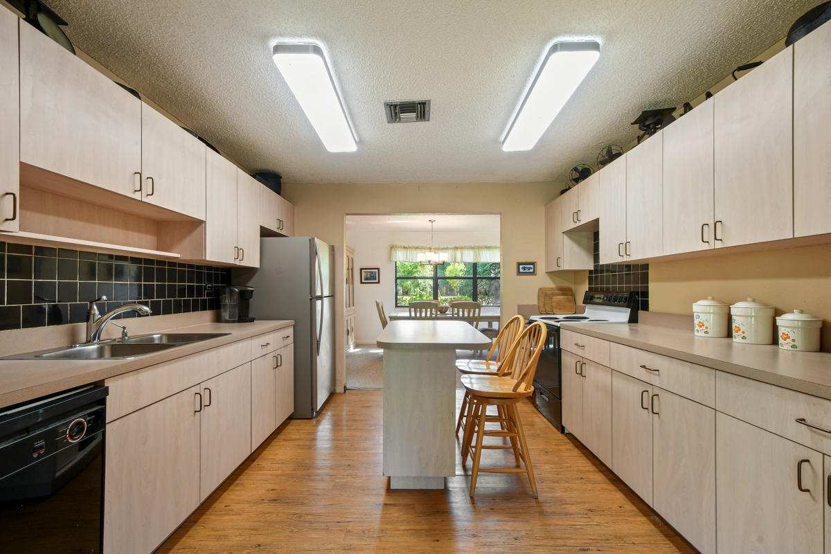 17427 Jupiter Farms Road Jupiter, FL 33478 - Photo 9 of 59 DSC_8828