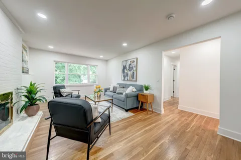 $709,999 | 10915 Maple Street, Fairfax, VA 22030