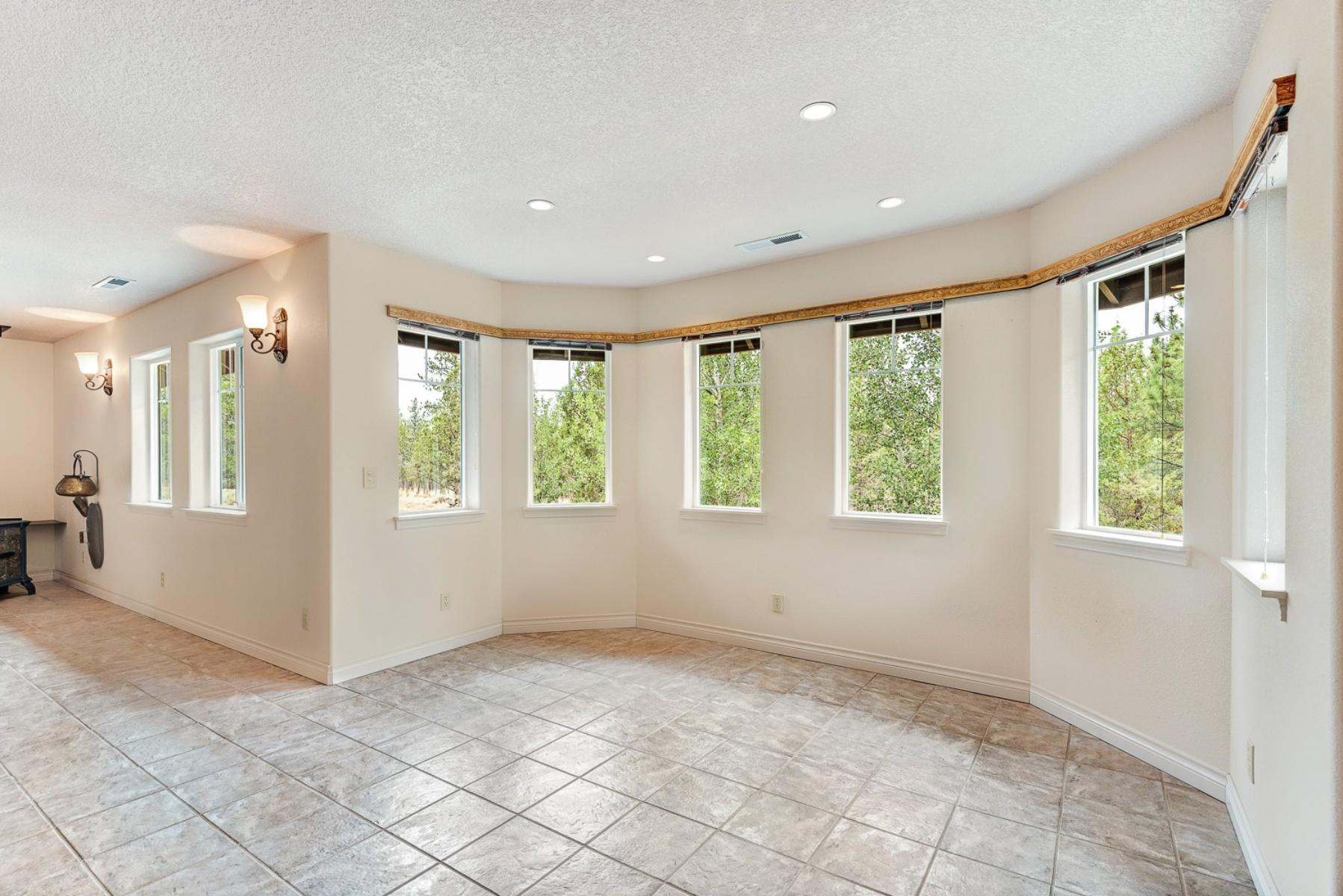 69415 Green Ridge Loop Sisters, OR 97759 - Photo 9 of 31 Eat in dining area