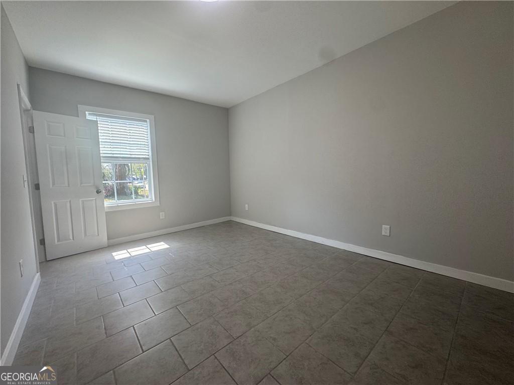 801 R Street Brunswick, GA 31520 - Photo 18 of 26 an empty room with windows