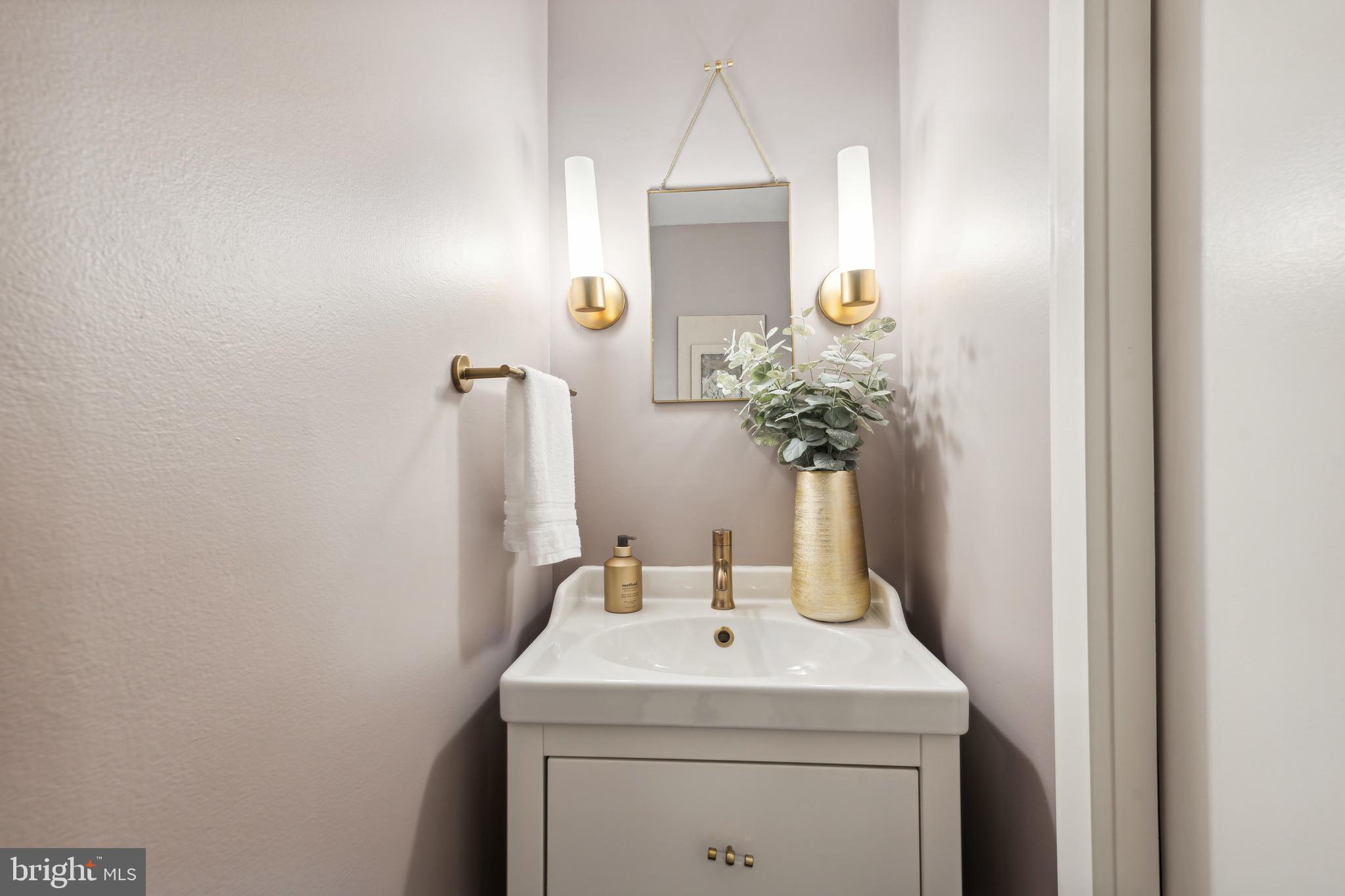 11862 Dunlop Court Reston, VA 20191 - Photo 13 of 28 Main level powder room
