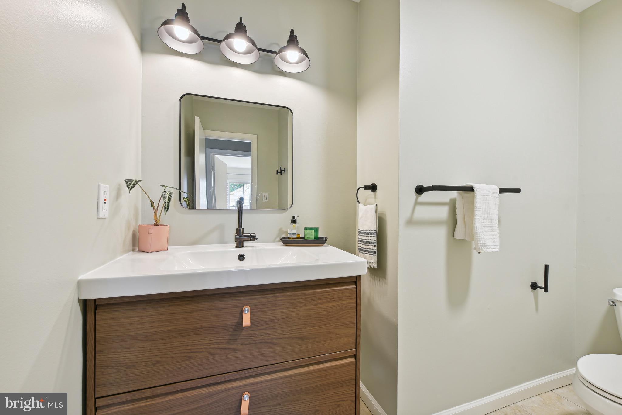 11862 Dunlop Court Reston, VA 20191 - Photo 19 of 28 2nd level hallway (full) bathroom
