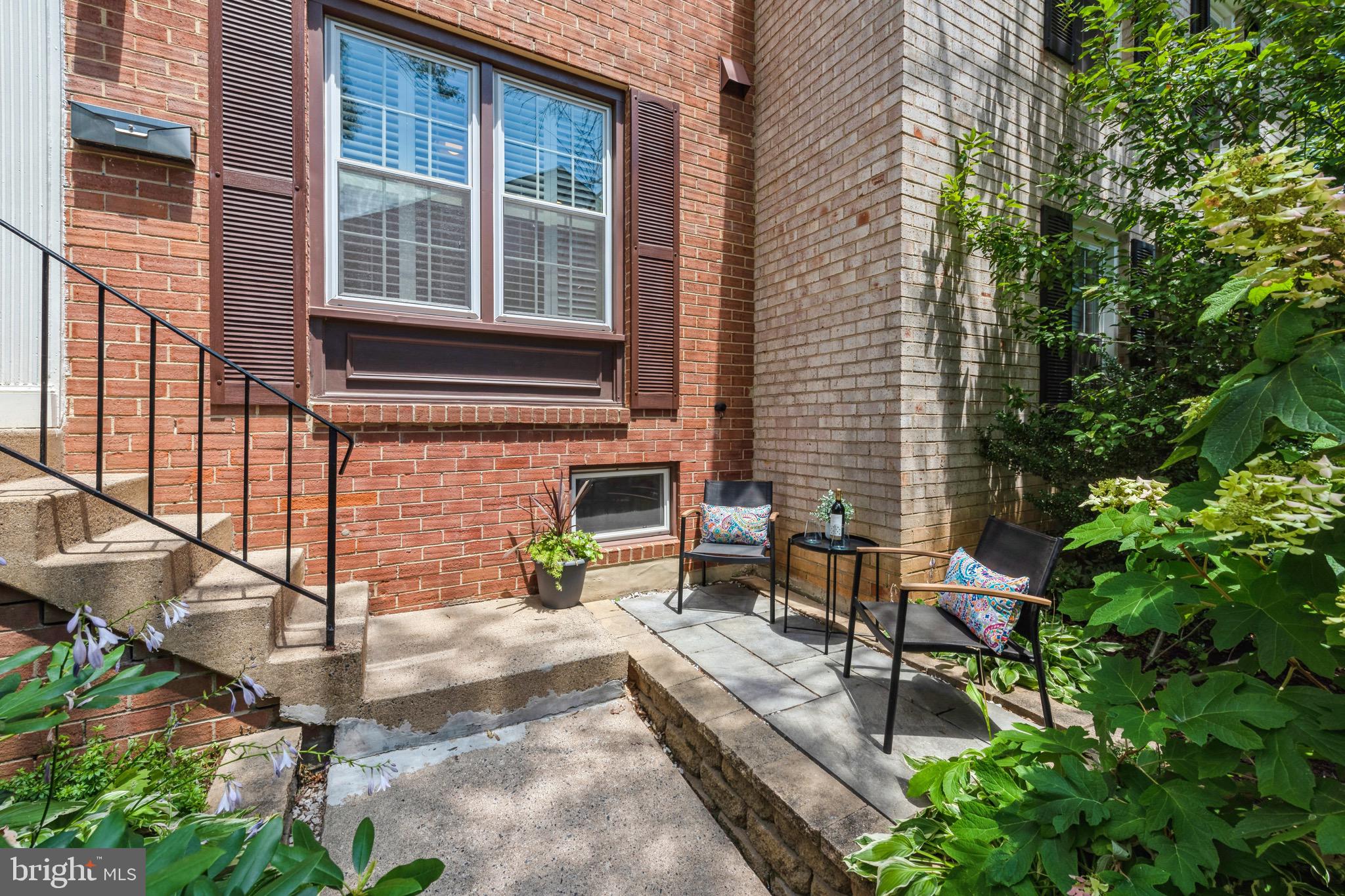 11862 Dunlop Court Reston, VA 20191 - Photo 3 of 28 Outdoor entrance