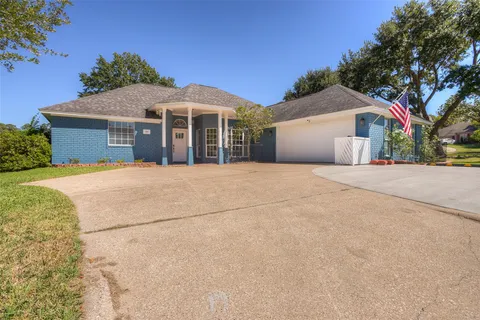 $389,000 | 319 Brook Hollow Drive, Huntsville, TX 77340